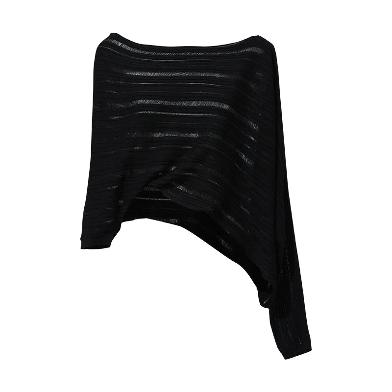 Schwarzer Strickpullover, schulterfreier asymmetrischer Schnitt mit breitem Halsausschnitt