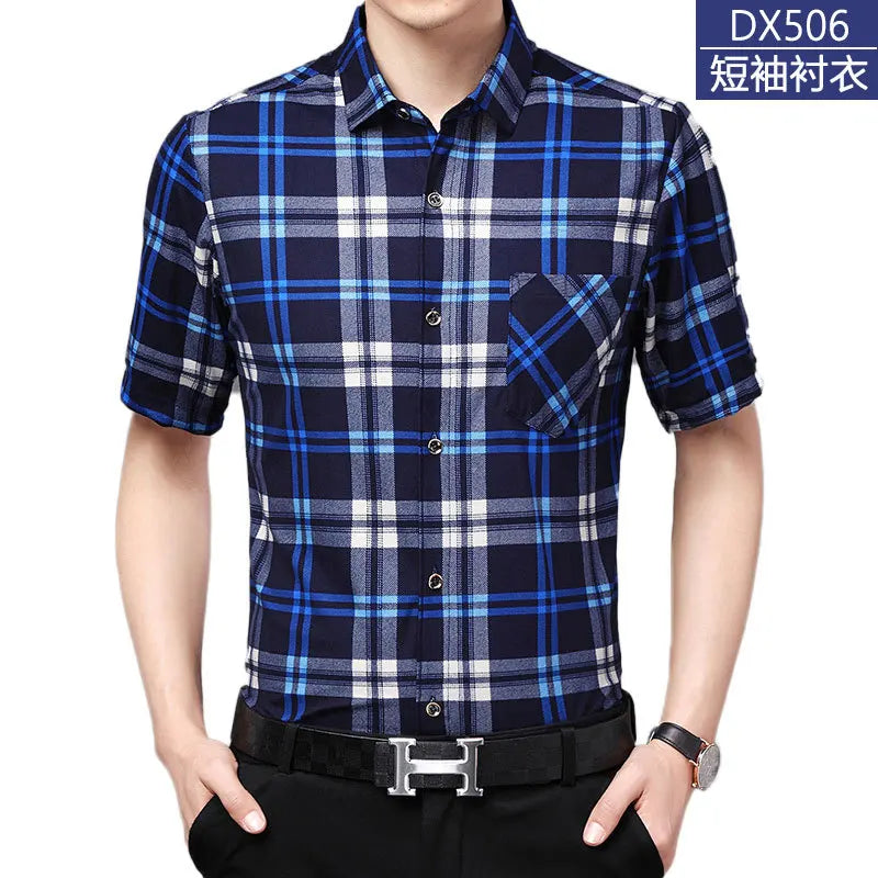 Leichtes Herren-Poloshirt aus Eisseide mit kurzen Ärmeln und klassischem Kragen in einfarbigem Design.