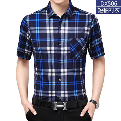 Leichtes Herren-Poloshirt aus Eisseide mit kurzen Ärmeln und klassischem Kragen in einfarbigem Design.
