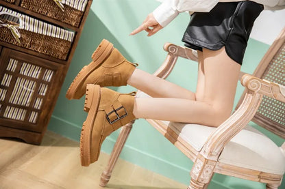 Beige Damen-Kurzstiefeletten mit Schnallenriemen und klobiger Profilsohle, seitlich