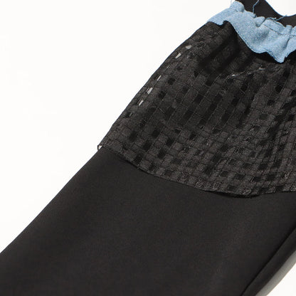 Ärmelloses Damen-Kleid mit Karree-Ausschnitt und Patchwork-Rüschen im minimalistischen Design – stilvoll und elegant.