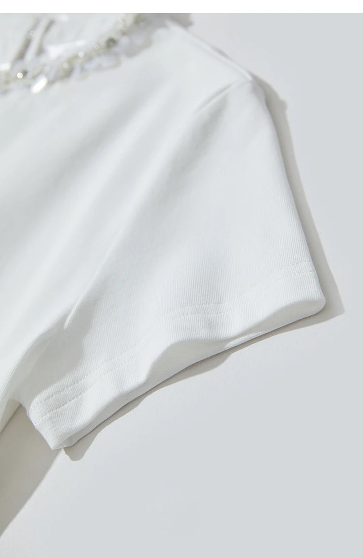 Damen Kurz-T-Shirt im minimalistischen Stil mit elastischen Perlen und Pailletten-Dekoration
