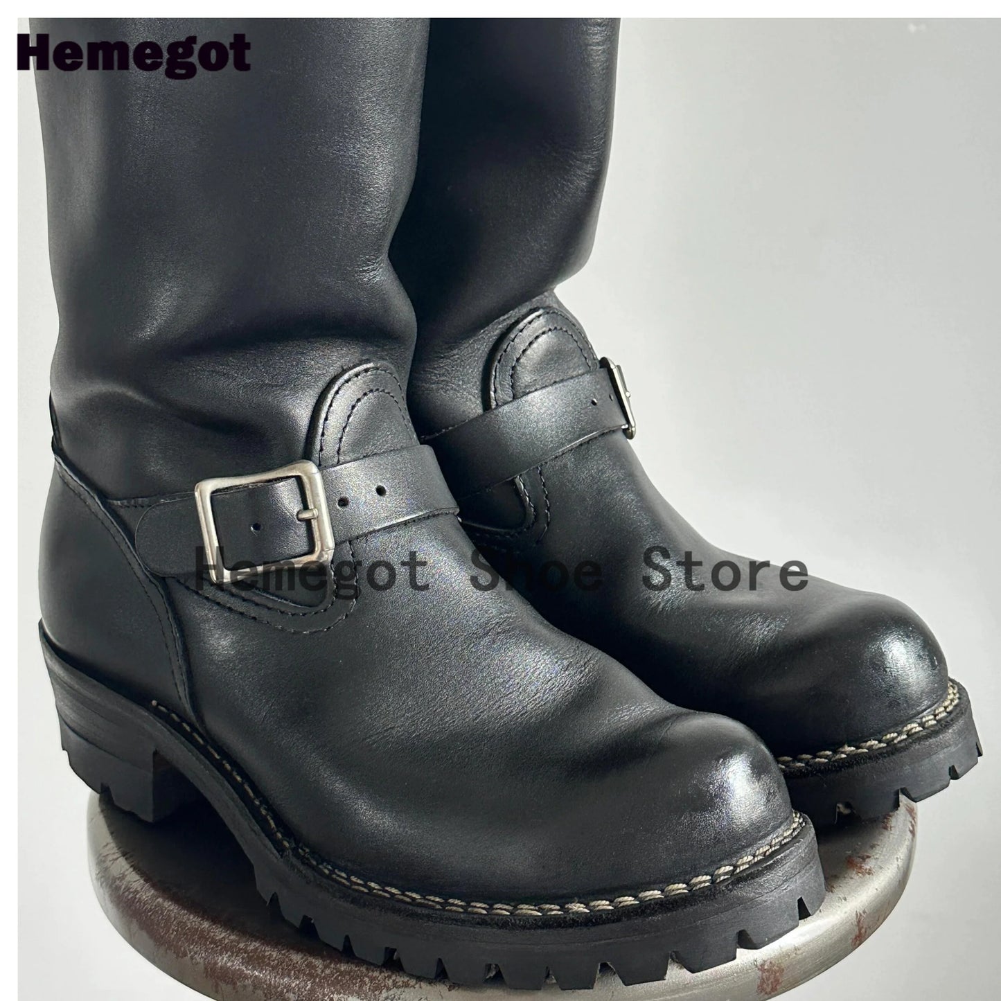 Schwarze Schnallenstiefel mit dickem Profilabsatz, Seitenansicht