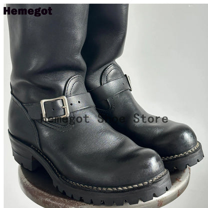 Schwarze Schnallenstiefel mit dickem Profilabsatz, Seitenansicht