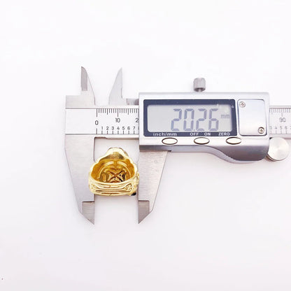 Gemessener Gold-Tigerkopf-Ring aus 925er Sterlingsilber mit Schieblehre