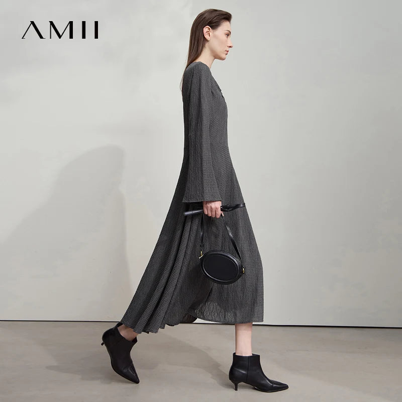 Elegantes Damen-Herbstkleid in Anthrazitgrau, langarm, fließender Midirock, Seitensicht.
