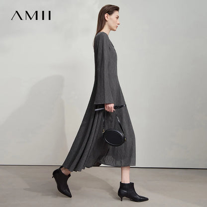Elegantes Damen-Herbstkleid in Anthrazitgrau, langarm, fließender Midirock, Seitensicht.