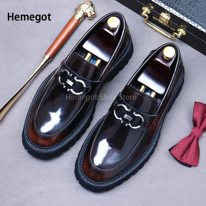 Schwarze Herren-Lederschuhe mit Rundspitze, dicker Sohle und Zier-Schnallenverschluss