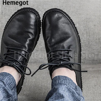 Schwarze Herren-Lederschuhe mit Schnürung, Vorderansicht auf Höhe der Schuhe