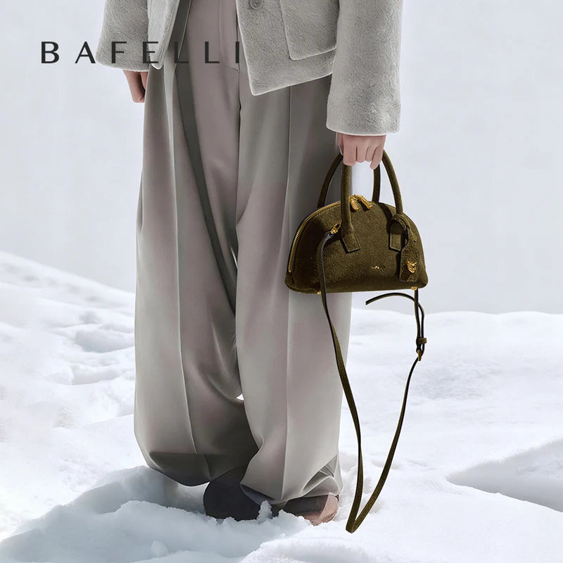 Bowlingtasche aus Echtleder in Moss-Green mit kurzem Griff und Umhängeriemen