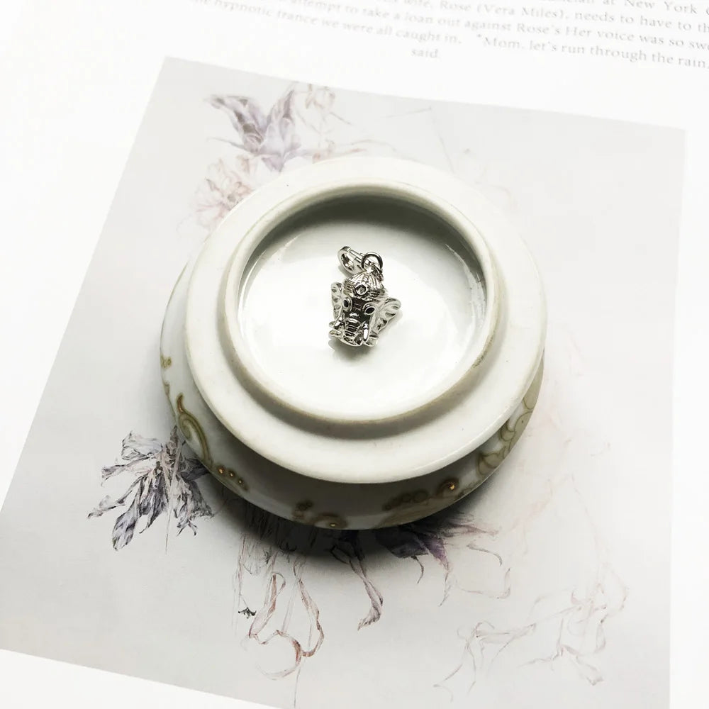 Sterlingsilber-Anhänger mit Ganesh-Motiv, kleine Kralle-Detailstruktur in Schale gelegt