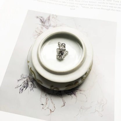 Sterlingsilber-Anhänger mit Ganesh-Motiv, kleine Kralle-Detailstruktur in Schale gelegt