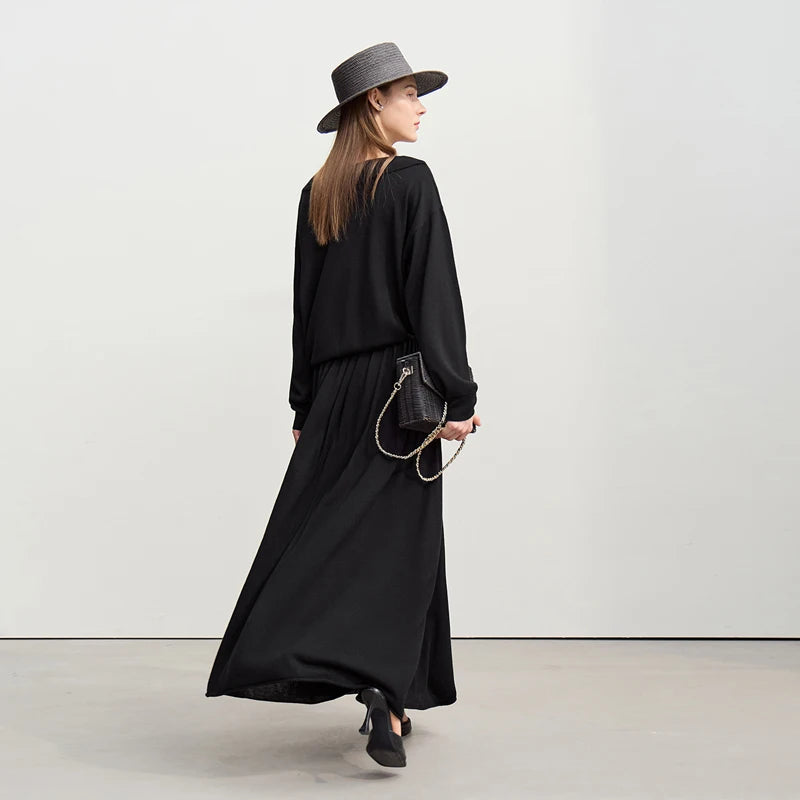 Schwarzer Strickrock mit Dehnbund, fallender Länge und weichem, fließendem Stoff