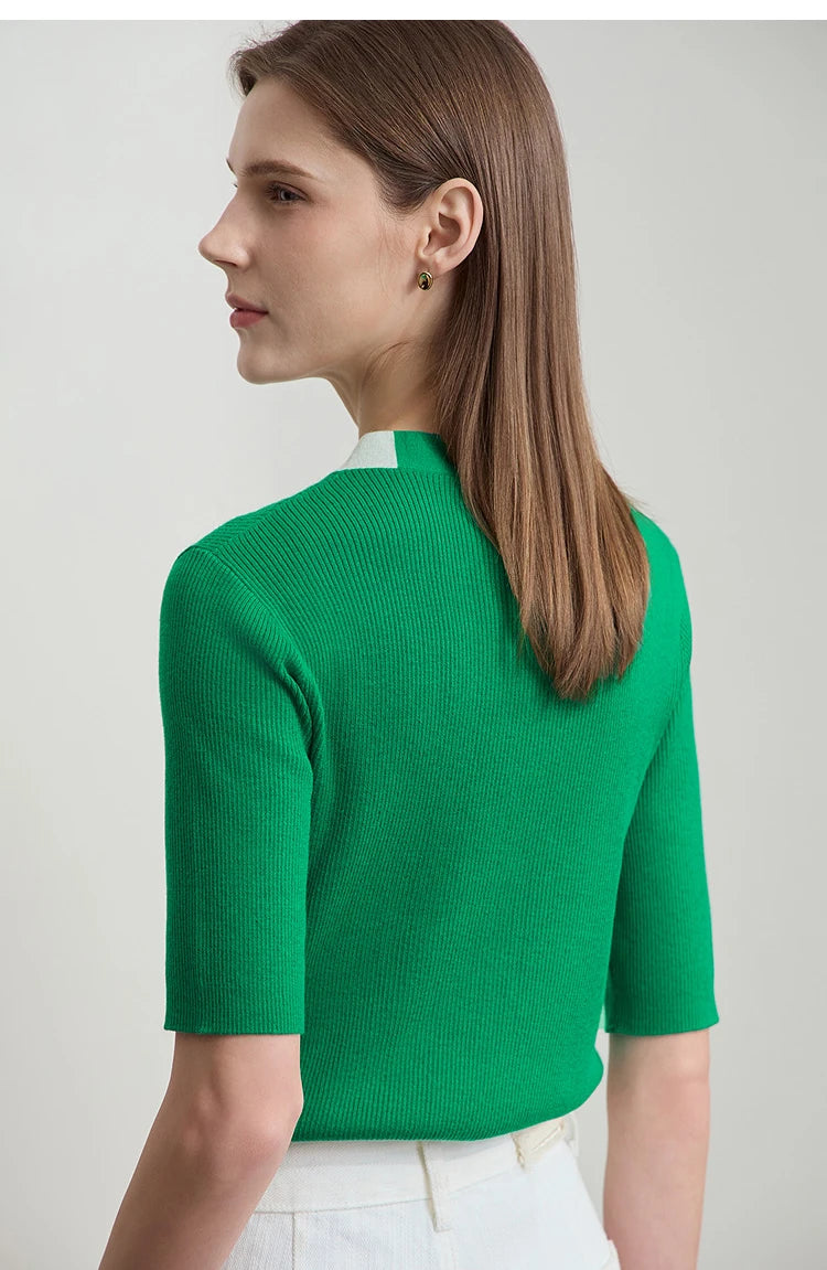 Grüner Damen-Strickpullover mit V-Ausschnitt, Knopfleiste und halben Ärmeln, Seitenansicht