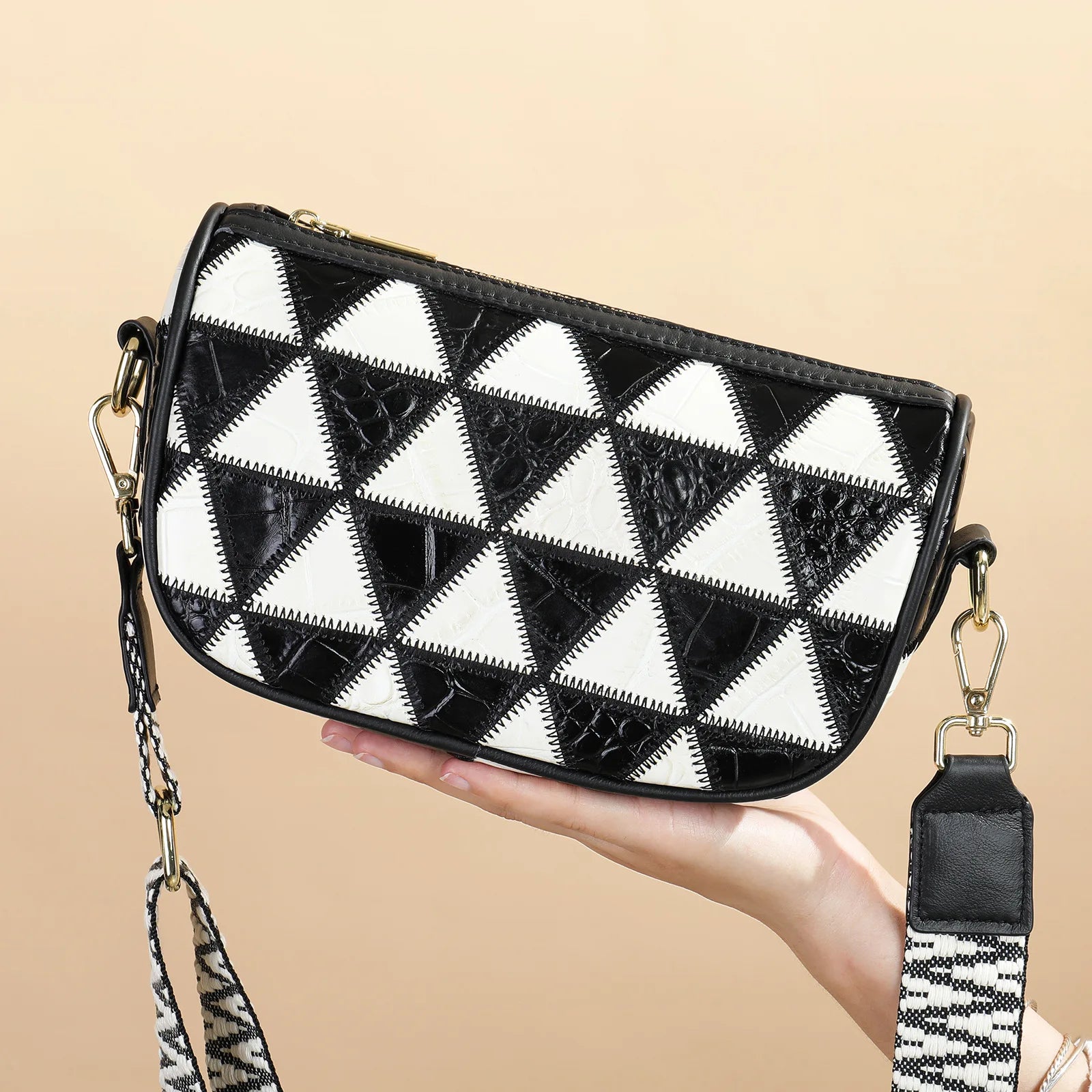 Schultertasche mit schwarz-weißem Patchwork-Dreieckmuster, Reißverschluss und Umhängeriemen