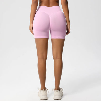 Nahtlose Yoga-Shorts für Damen, rosa, hintere Ansicht im Stand am Modell.