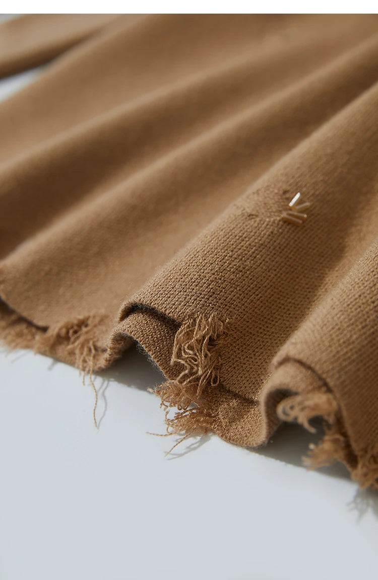 AMII Damenpullover braun, Detail am Saum: ausgefranste Kante und Strickstruktur