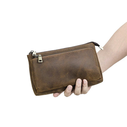 Braune Leder-Clutch mit Reißverschluss, kompakt und in der Hand getragen