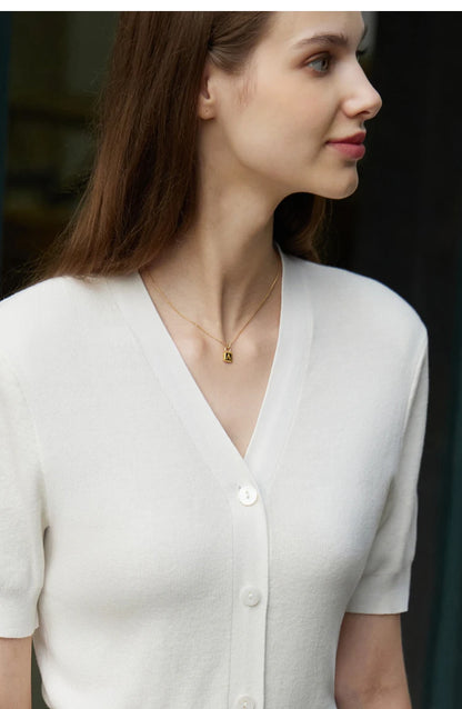 Damen T-Shirt im minimalistischen Stil mit V-Ausschnitt und kurzen Ärmeln