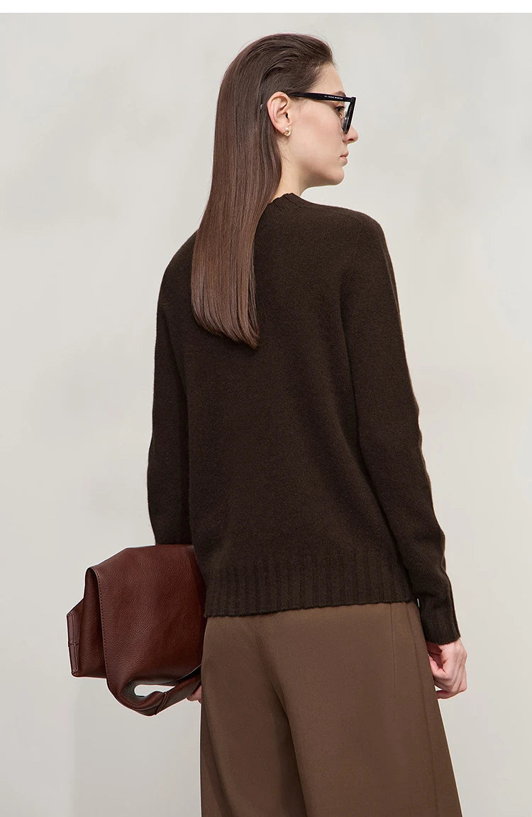 Damen-Pullover mit Stehkragen, dunkelbrauner Strick, lange Ärmel, gerippter unterer Saum.