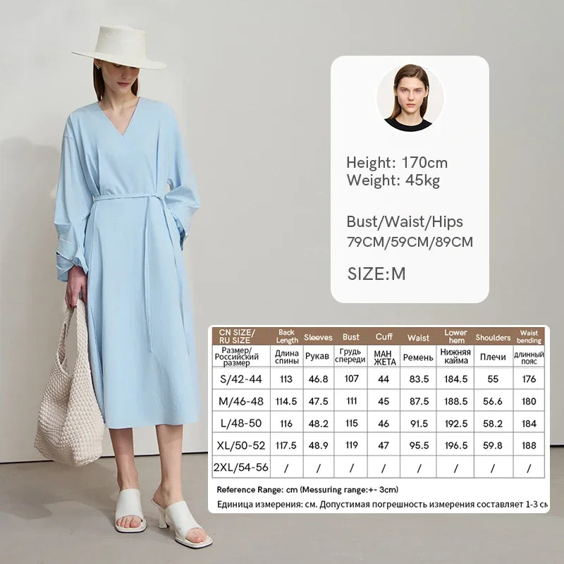 Hellblaues Damenkleid mit V-Ausschnitt und Taillengürtel am Modell, seitlich.