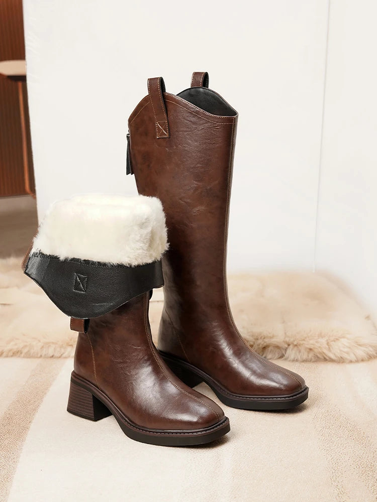 Braune lange Lederstiefel mit Blockabsatz und weichem Filzkragen am Schaft