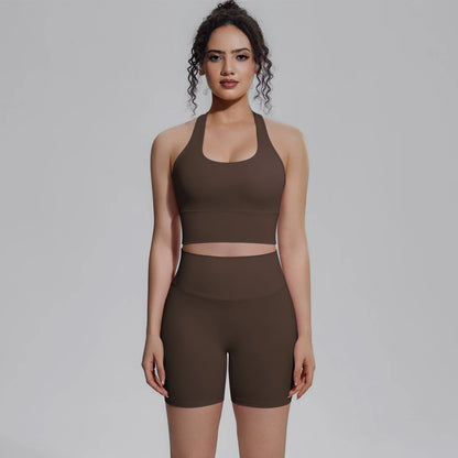 Yoga-Set für Damen: braunes Top mit breitem Rundhalsausschnitt, dazu braune Shorts