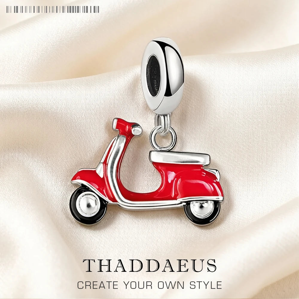 Mini-Charms-Anhänger Motorroller im Retro-Stil aus Sterlingsilber, rot lackiert