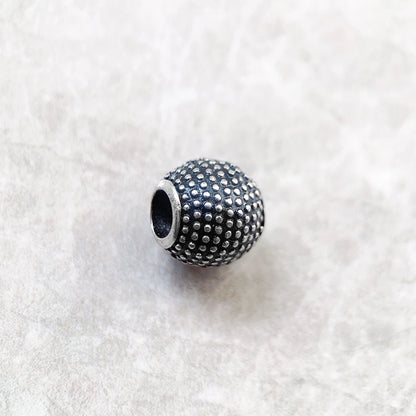 Kathmandu Charm-Perle aus 925er Sterlingsilber mit sichtbarer Öffnung, dunkel und genoppt