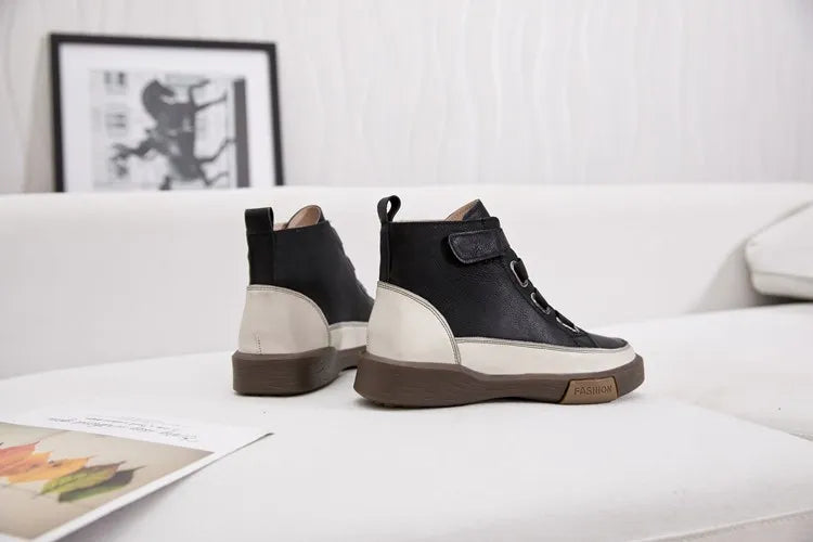 Winterboots mit Schnürung, schwarzes Obermaterial und Absatz-Design, seitliche weiße Akzente