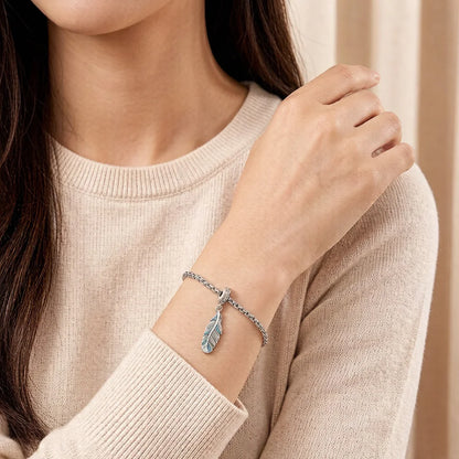 Feder-Anhänger aus 925 Silber mit blauem Einsatz am Armband