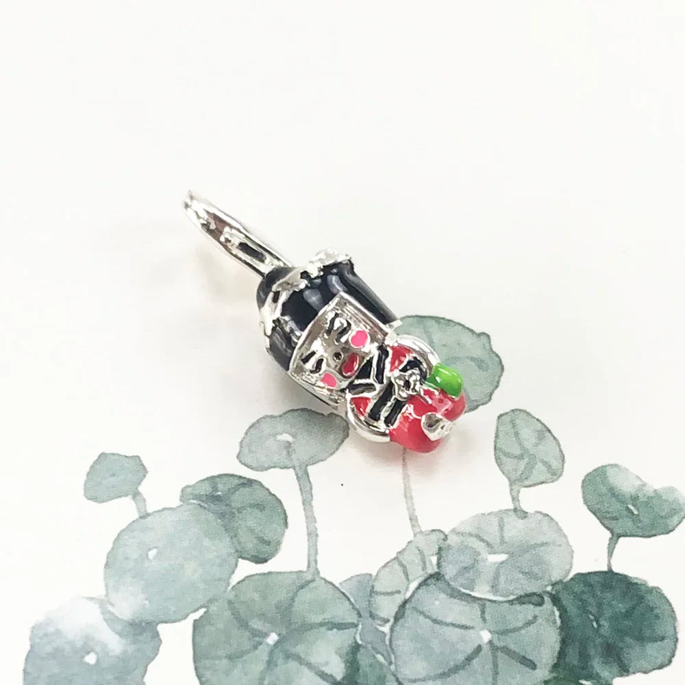 Silberner Charm-Anhänger mit Kimono-Puppe, grüne und rote Emaille-Details