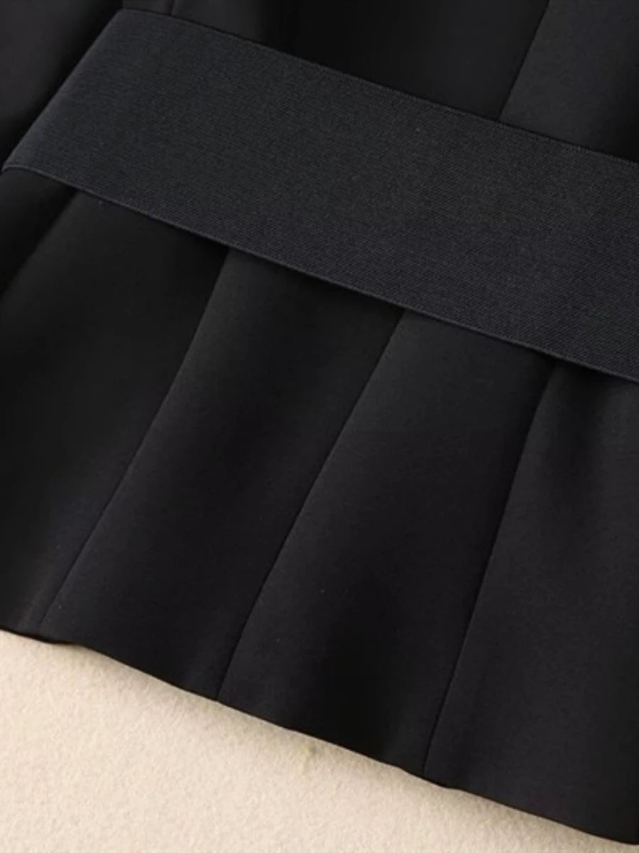 Lange Damenjacke mit Reverskragen und Reißverschluss im Patchwork-Design – ideal für einen minimalistischen, lässigen Look.