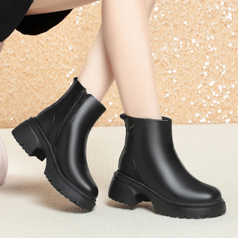 Damenstiefeletten schwarz mit Profilsohle und kurzem Schaft, seitliche Öffnung
