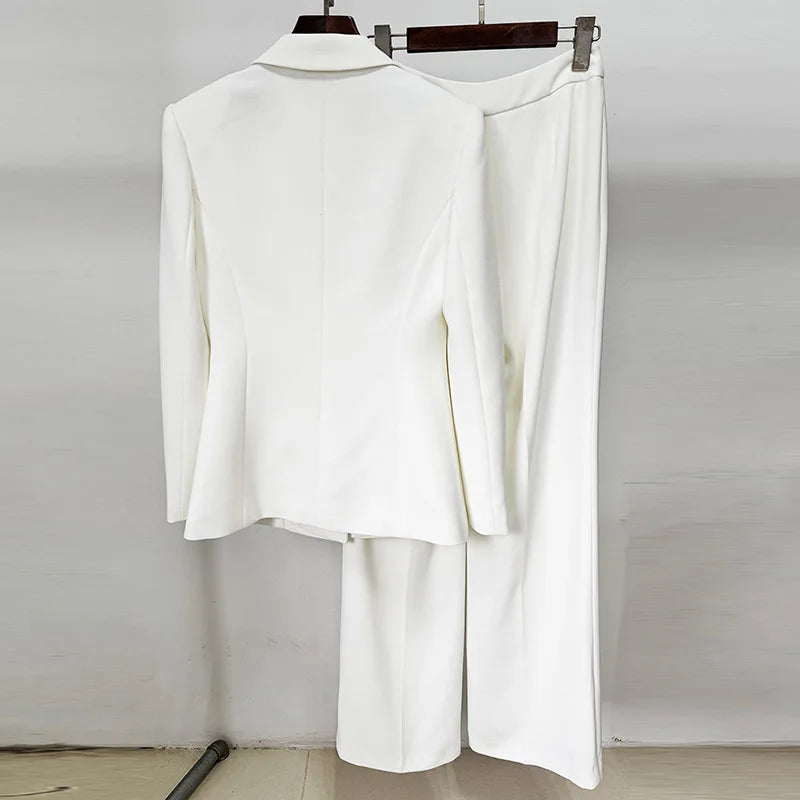 Elegantes Damen-Kleid mit Karomuster, Reverskragen und langen Ärmeln – figurbetont und mit Patchwork-Design.
