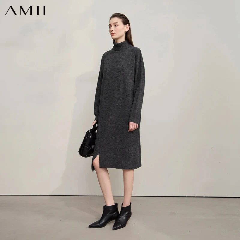 Anthrazitfarbenes Strickkleid mit Rollkragen und langen Ärmeln, seitlichem Schlitz