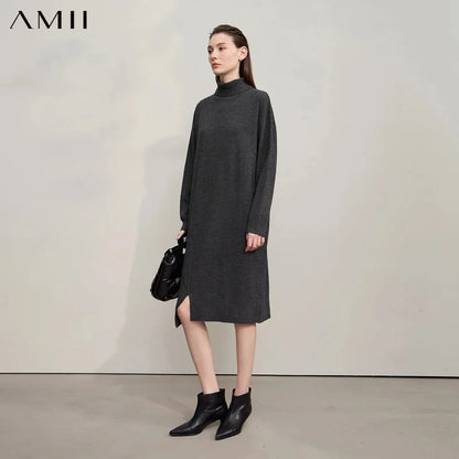 Anthrazitfarbenes Strickkleid mit Rollkragen und langen Ärmeln, seitlichem Schlitz