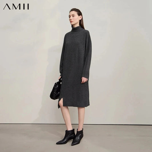 Anthrazitfarbenes Strickkleid mit Rollkragen und langen Ärmeln, seitlichem Schlitz