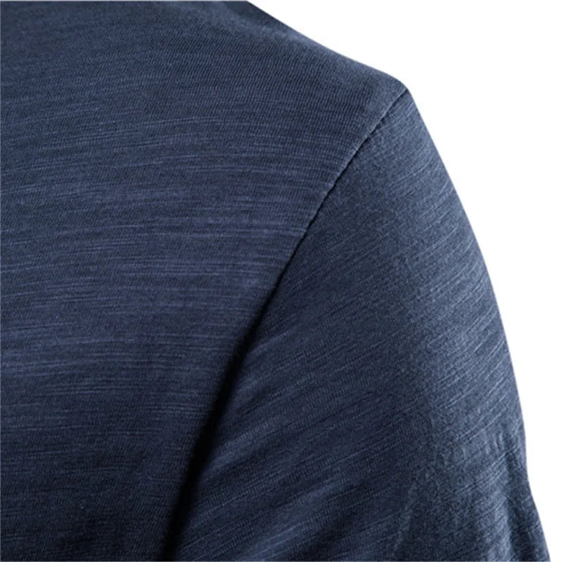 Nahaufnahme: Baumwolljersey eines dunkelblauen Herren-T-Shirts, gewebte Textur sichtbar