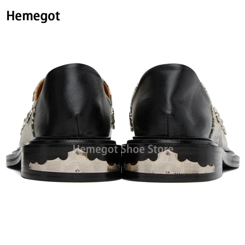 Schwarze Herren-Loafer-Ansicht hinten mit Ziernieten, Wellenkante und heller Sohle