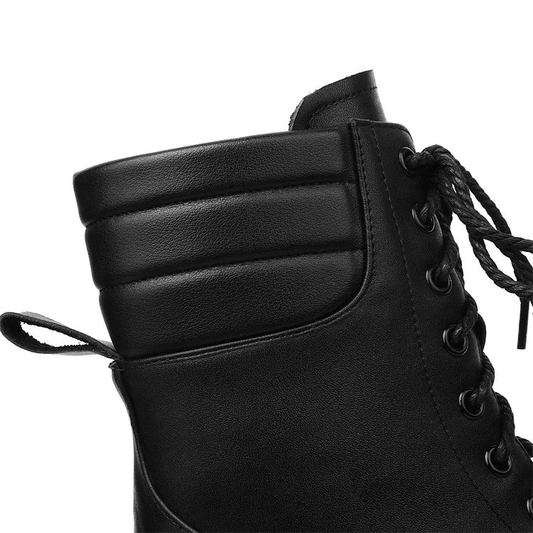 Schwarze Stiefelette mit glattem Schaftbereich und seitlicher Ziernaht am Knöchel