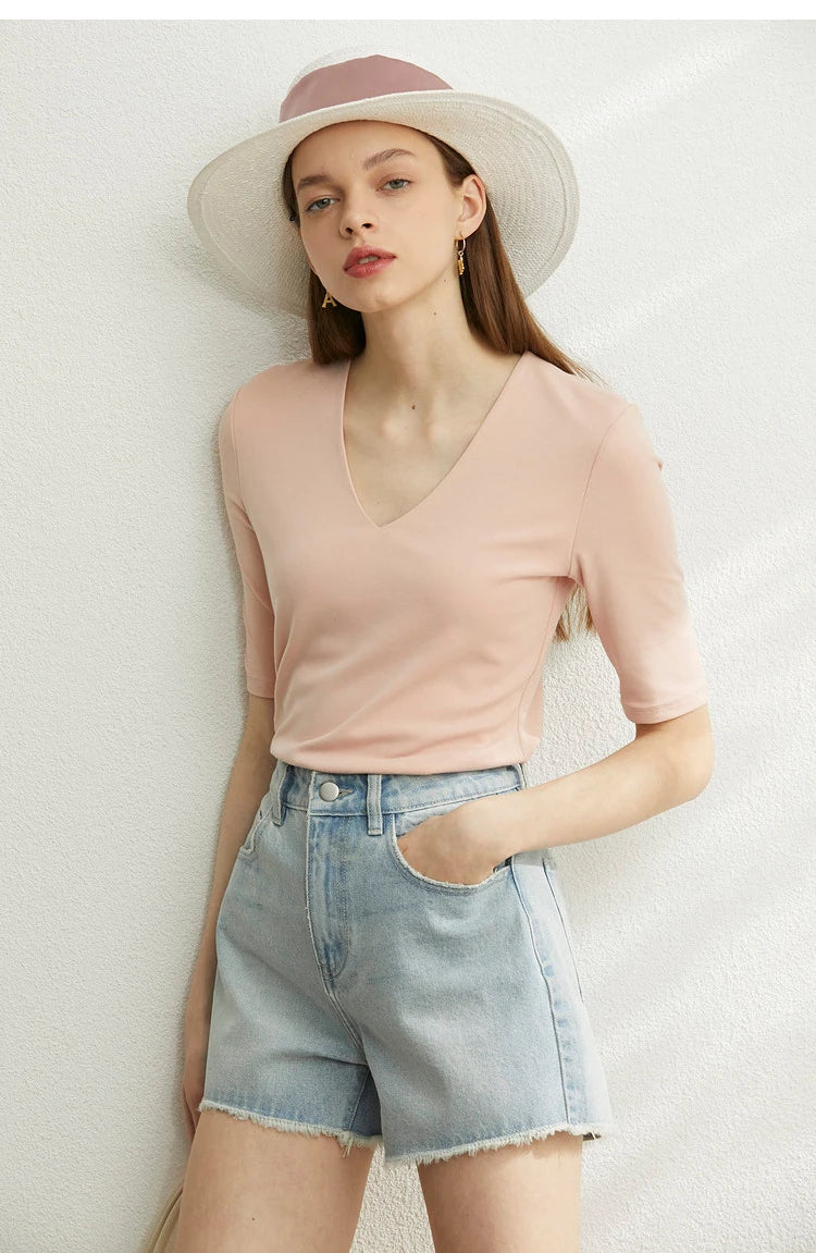 Damen T-Shirt im Minimalismus-Stil mit V-Ausschnitt und halben Ärmeln
