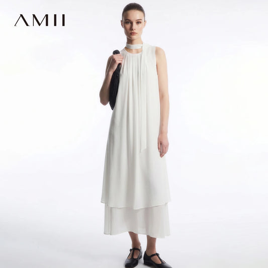 Beiges, ärmelloses Chiffon-Kleid mit hohem Kragen und zweilagigem Rock