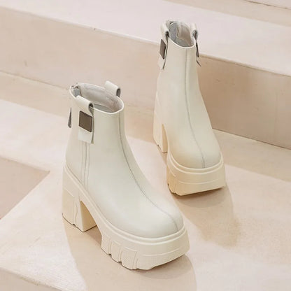Weiße Stiefelette mit Schnallenriemen, Reißverschluss und hoher, stabiler Sohle