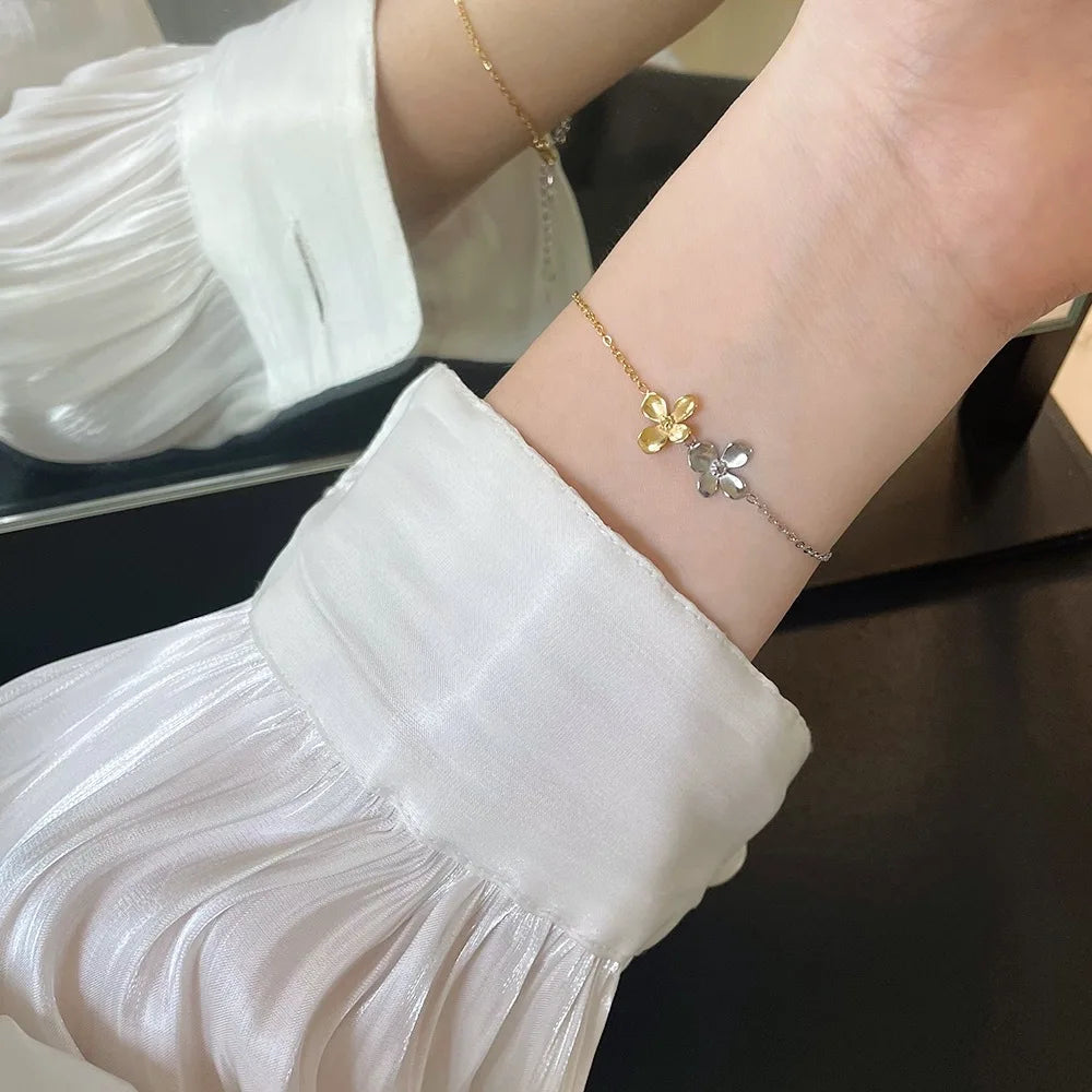 Damen-Kettenarmband mit Blumenanhänger aus Titanstahl