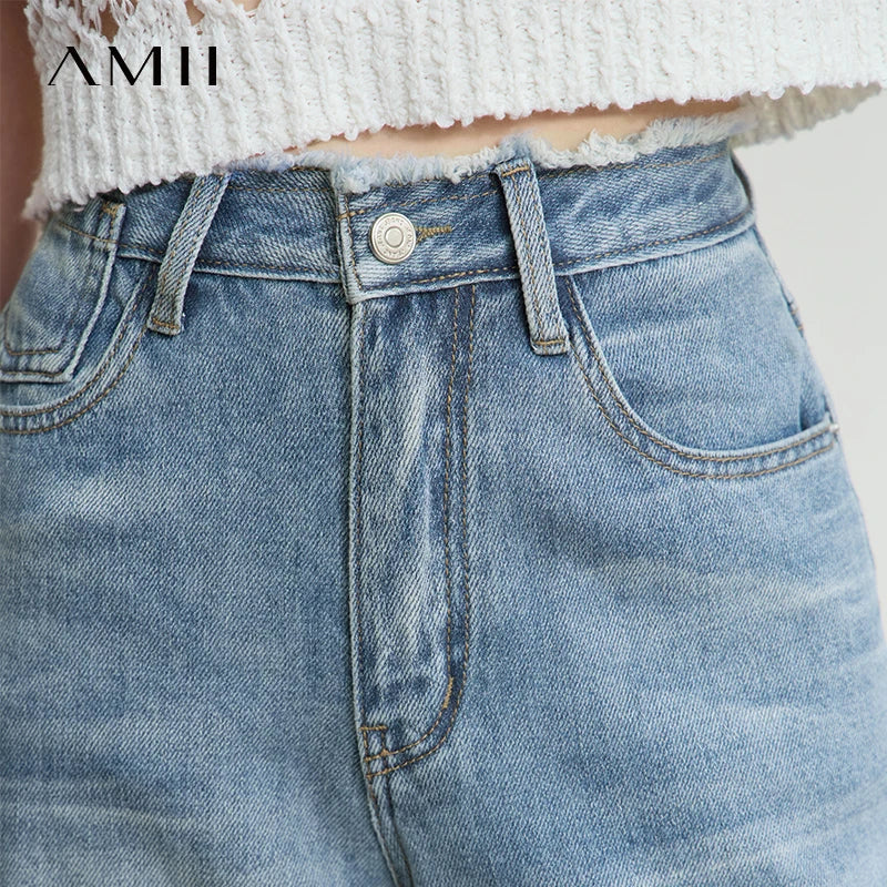 Damen Jeans im minimalistischen Stil mit weitem Bein und niedriger Taille