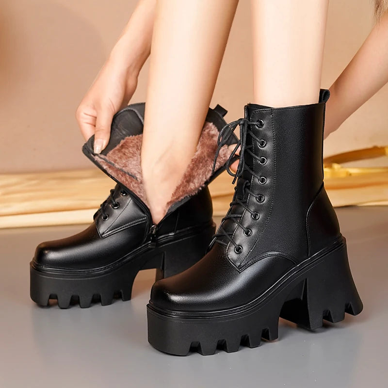 Ankle-Boots schwarz mit Schnürung, Plattformsohle; Innenfutter mit Wolle sichtbar