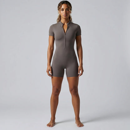 Grauer Damen-Yoga-Jumpsuit mit Reißverschluss und kurzen Shorts, Frontansicht