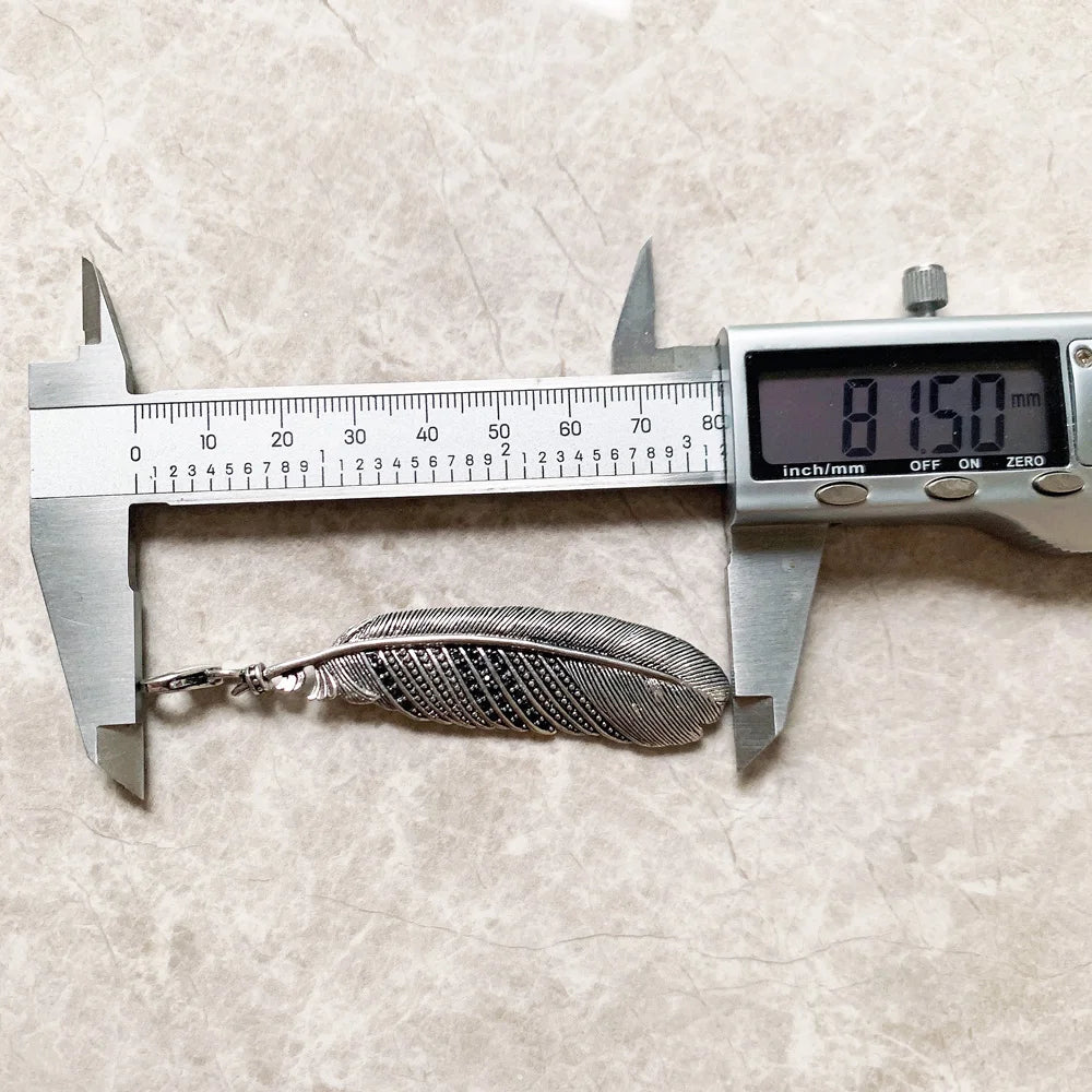 Feder-Anhänger aus 925 Sterling-Silber mit Maßband gemessen, graviertes Federblatt