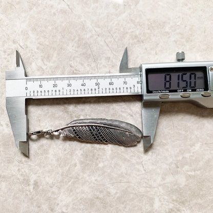 Feder-Anhänger aus 925 Sterling-Silber mit Maßband gemessen, graviertes Federblatt